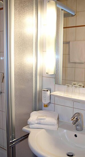 Ducha, artículos de tocador gratuitos, secador de pelo, toallas
