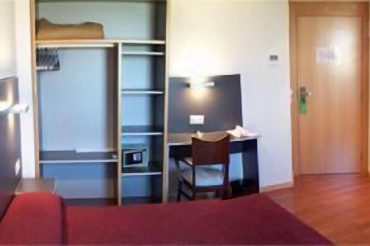 premium bedding, in-room safe, desk, free cots/infant beds