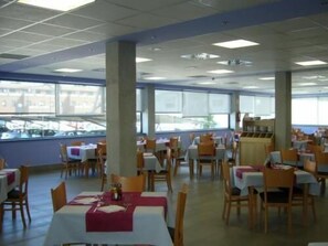 Se sirven desayunos, comidas, cenas y cocina local 