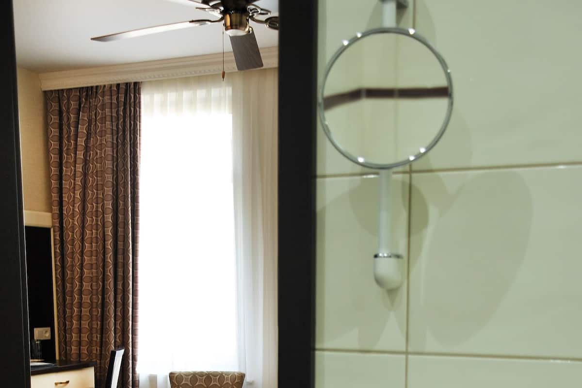 Comfort-Doppelzimmer, 1 Queen-Bett | Badezimmer | Dusche, Regendusche, kostenlose Toilettenartikel, Haartrockner