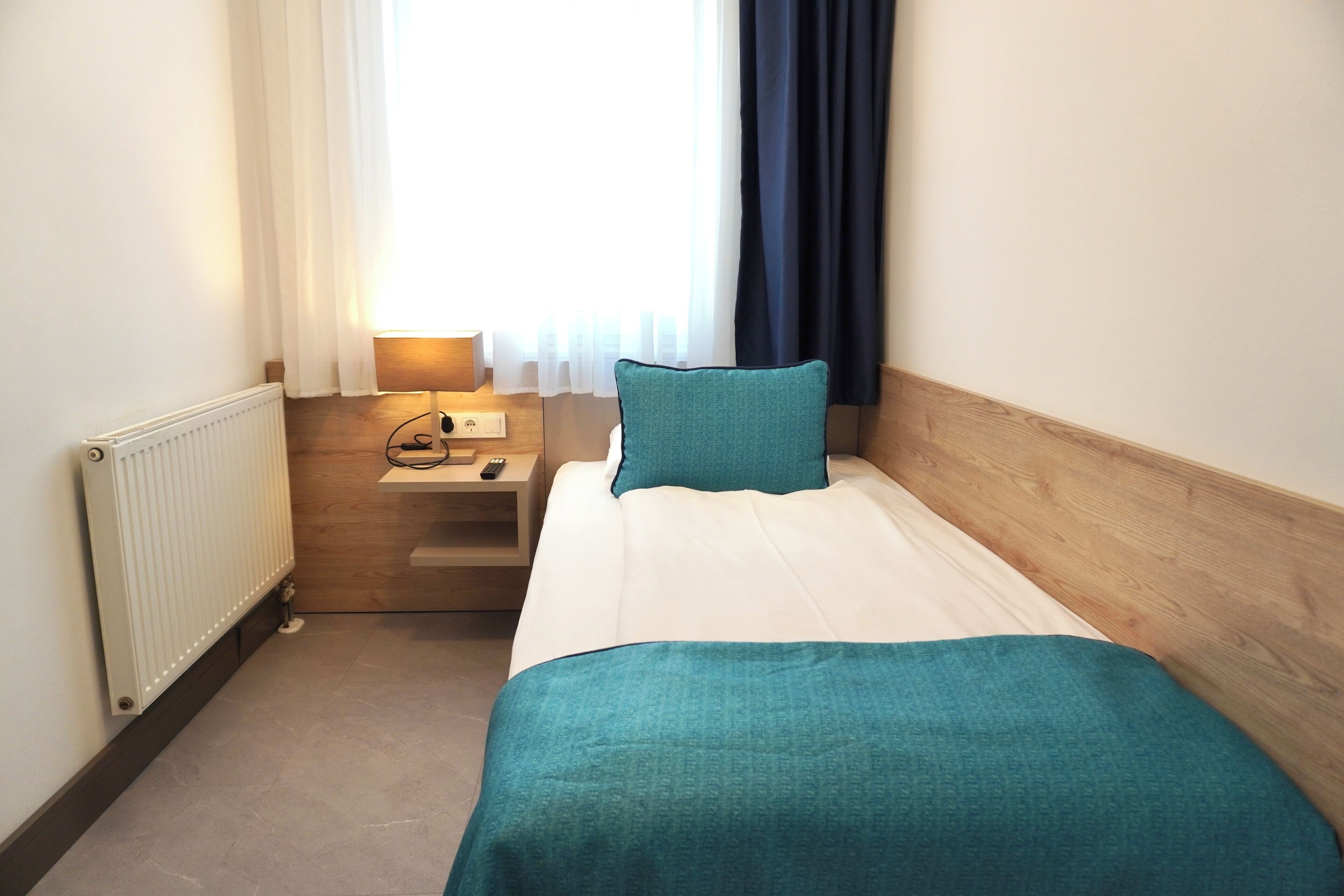 Habitación individual estándar | Ropa de cama de alta calidad, edredón, camas Select Comfort y minibar 