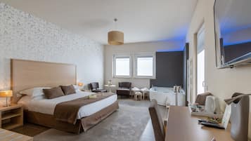 Studio Suite phong cách lãng mạn, 1 giường cỡ queen, bồn tắm nước nóng, quang cảnh biển | Minibar, két bảo mật tại phòng, bàn, màn/rèm cản sáng