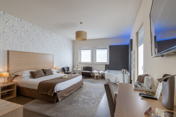 Suite estudio romántica, 1 cama Queen size, hidromasaje, vista al mar | Minibar, caja de seguridad en la habitación y escritorio