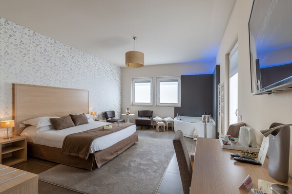 Romantic Studio Suite, 1 Queen Bed, Hot Tub, Sea View