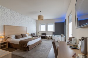 Suite monolocale Romantica, 1 letto queen, idromassaggio, vista mare | Minibar, cassaforte in camera, una scrivania, tende oscuranti