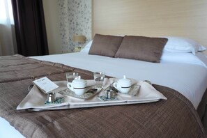 Premium studio suite, privézwembad, uitzicht op zee | Een minibar, een kluis op de kamer, een bureau, verduisterende gordijnen