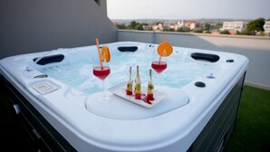 Tinaco con vista a la ciudad, dos bebidas y brochetas de fruta.
