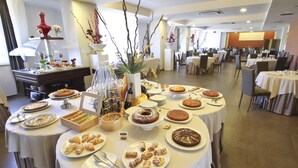 Una mesa de buffet con diferentes platos y una decoración central.