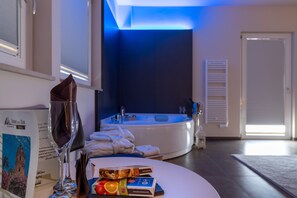 Romantische studio suite, 1 queensize bed, bubbelbad, uitzicht op zee | Privéspabad