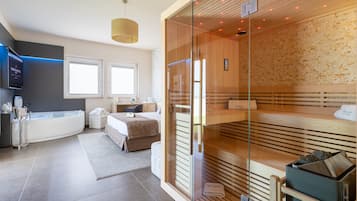 Studio Suite phong cách lãng mạn, 1 giường cỡ queen, phòng tắm hơi, quang cảnh biển | Minibar, két bảo mật tại phòng, bàn, màn/rèm cản sáng
