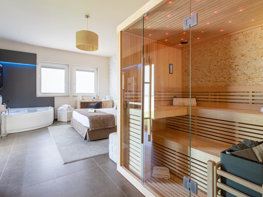 Minibar, caja de seguridad en la habitación y escritorio