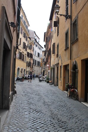 Une rue pavée bordée de bâtiments historiques, de ruelles étroites et de vélos garés.
