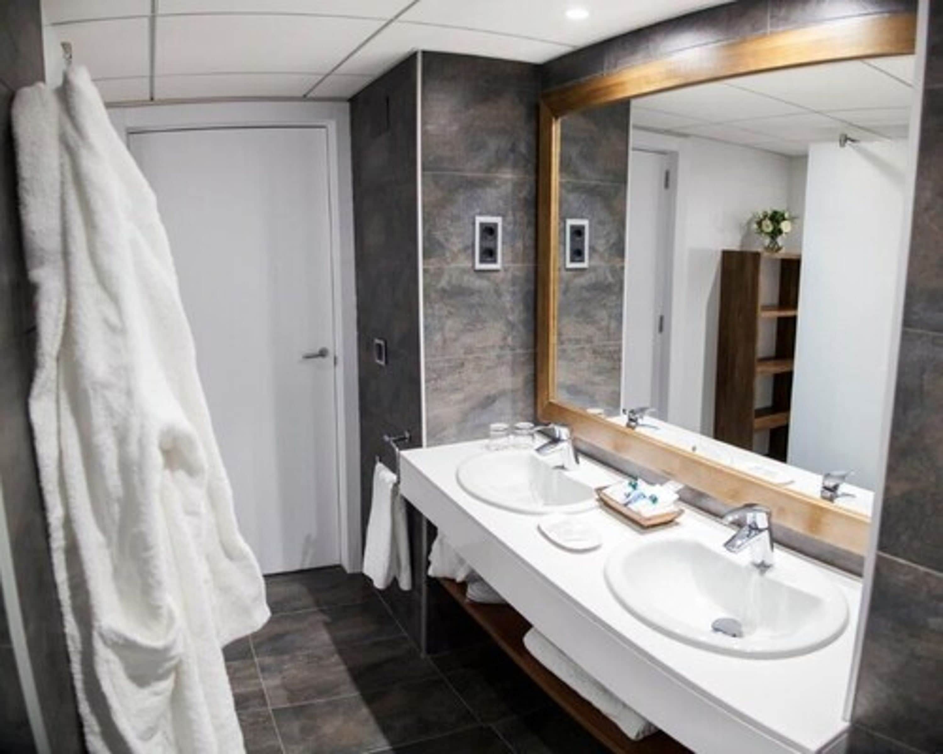 combined shower/bathtub, deep-soaking bathtub, free toiletries