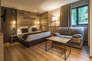 Phòng đôi Superior | Bàn, phòng cách âm 