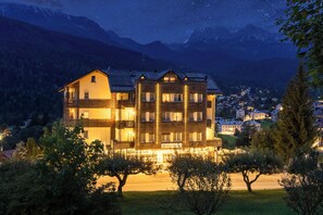 Front of property - evening/night - TH Cadore - Hotel Antelao (Borca di Cadore)