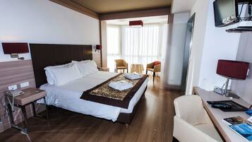 Juniorsvit (with Spa Access) | 1 sovrum, värdeförvaringsskåp på rummet, skrivbord och ljudisolering