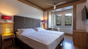 经典三人房 (with Spa Access) | 1 多间卧室、客房内保险箱、办公桌、隔音