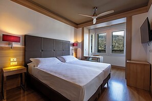 Classic Triple Room (with Spa Access) | 1 bilik tidur, peti besi dalam bilik, meja, kalis bunyi 