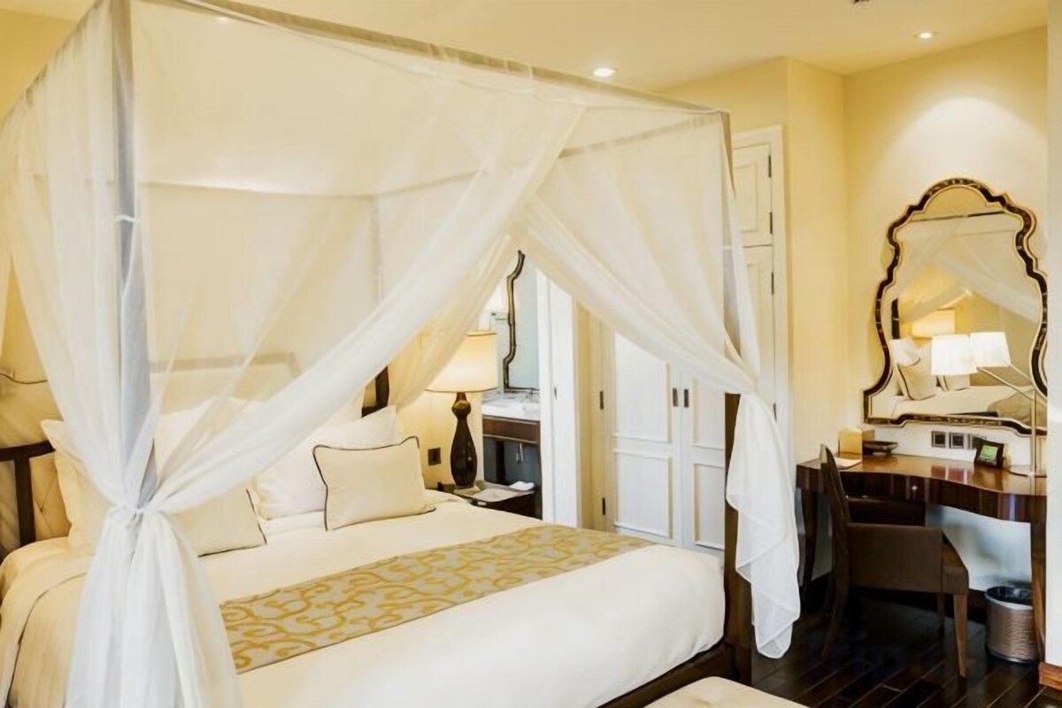 Premium bedding, Select Comfort beds, minibar (free items), in-room safe