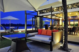 Phục vụ bữa sáng, bữa trưa, các món ăn phong cách fusion, nhìn ra vườn 