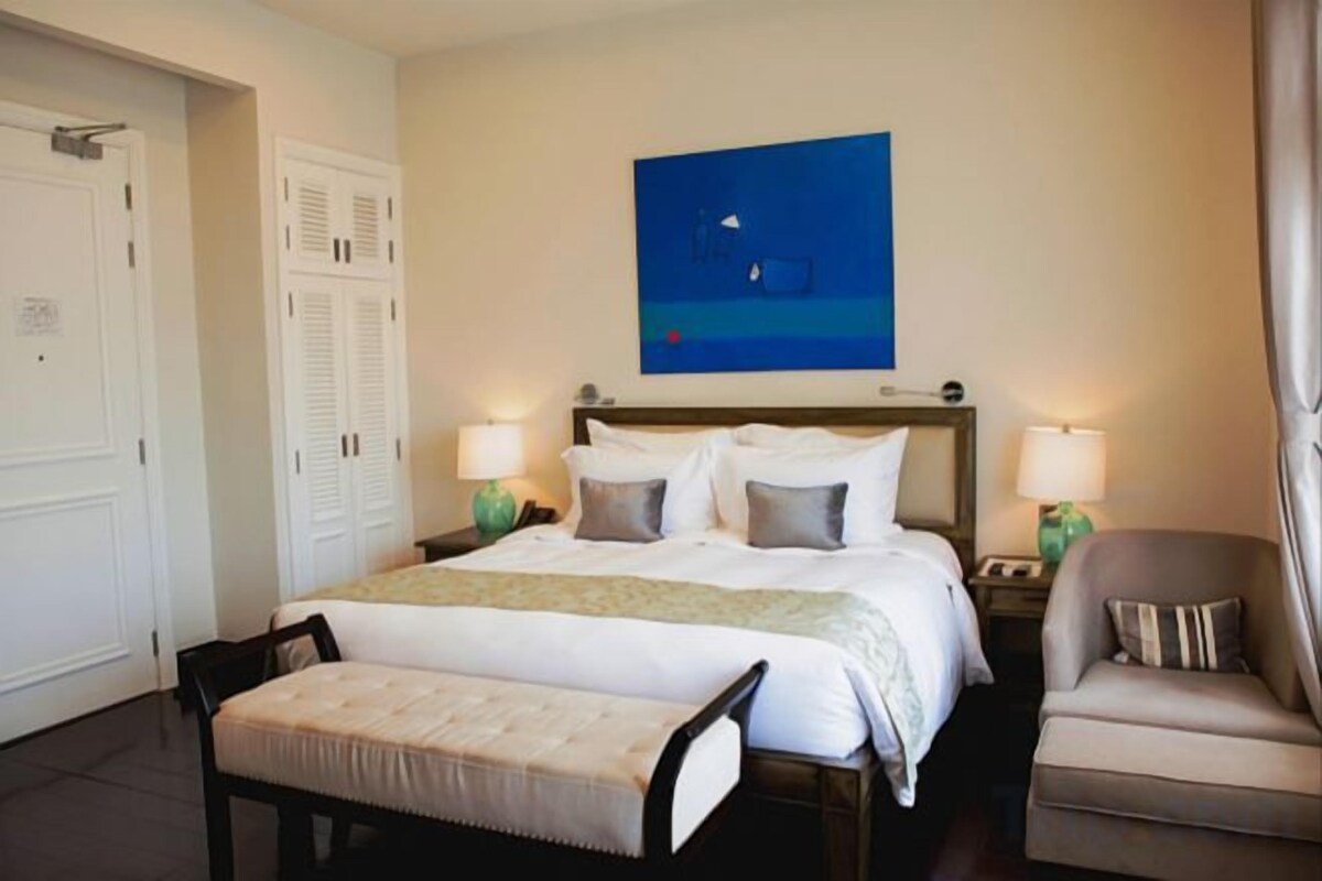 Premium bedding, Select Comfort beds, minibar (free items), in-room safe