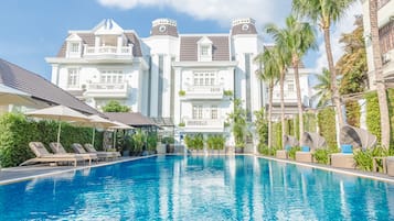 Outdoor pool, pool umbrellas