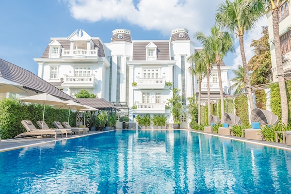 Outdoor pool, pool umbrellas