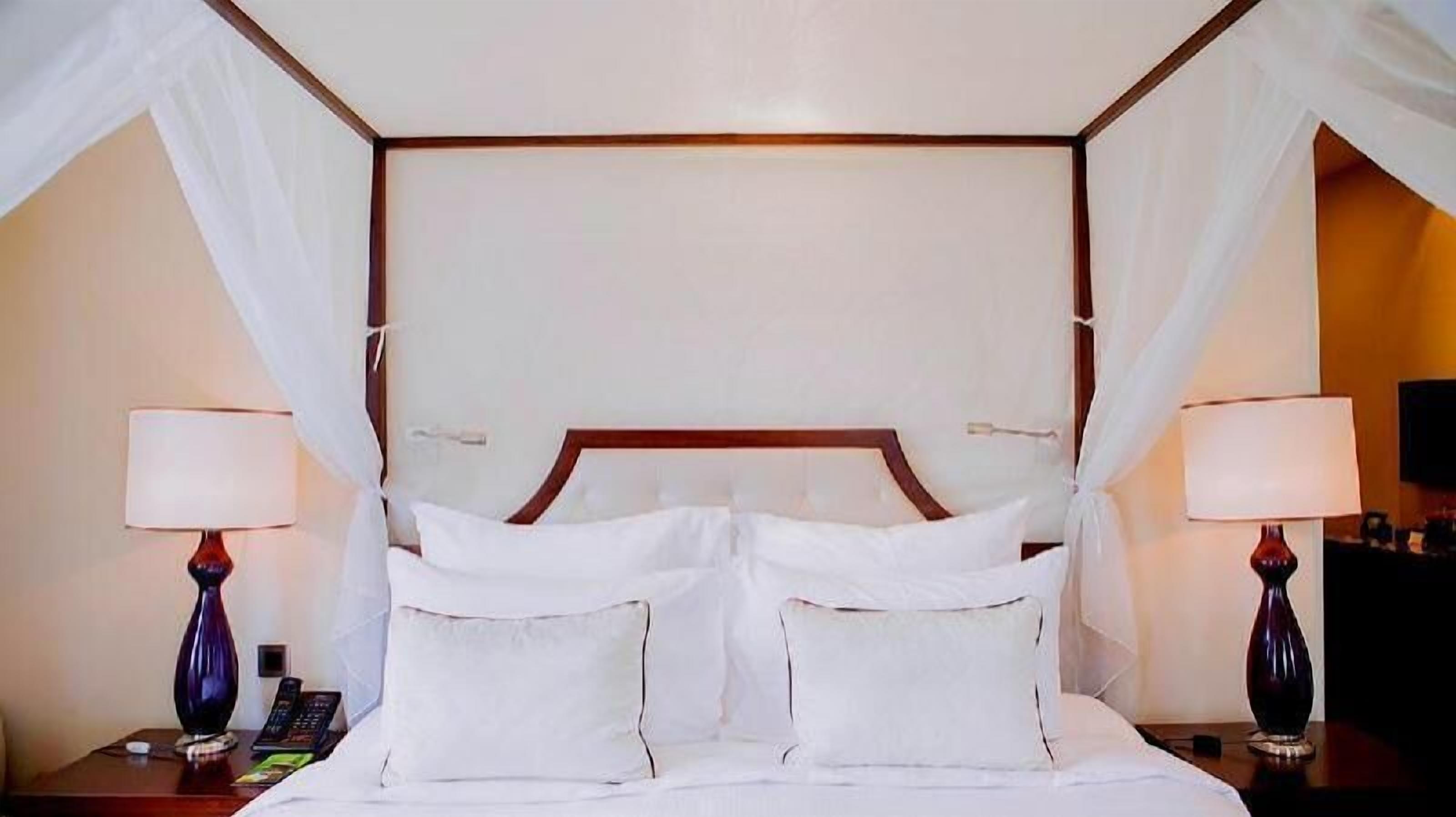 Premium bedding, Select Comfort beds, free minibar, in-room safe