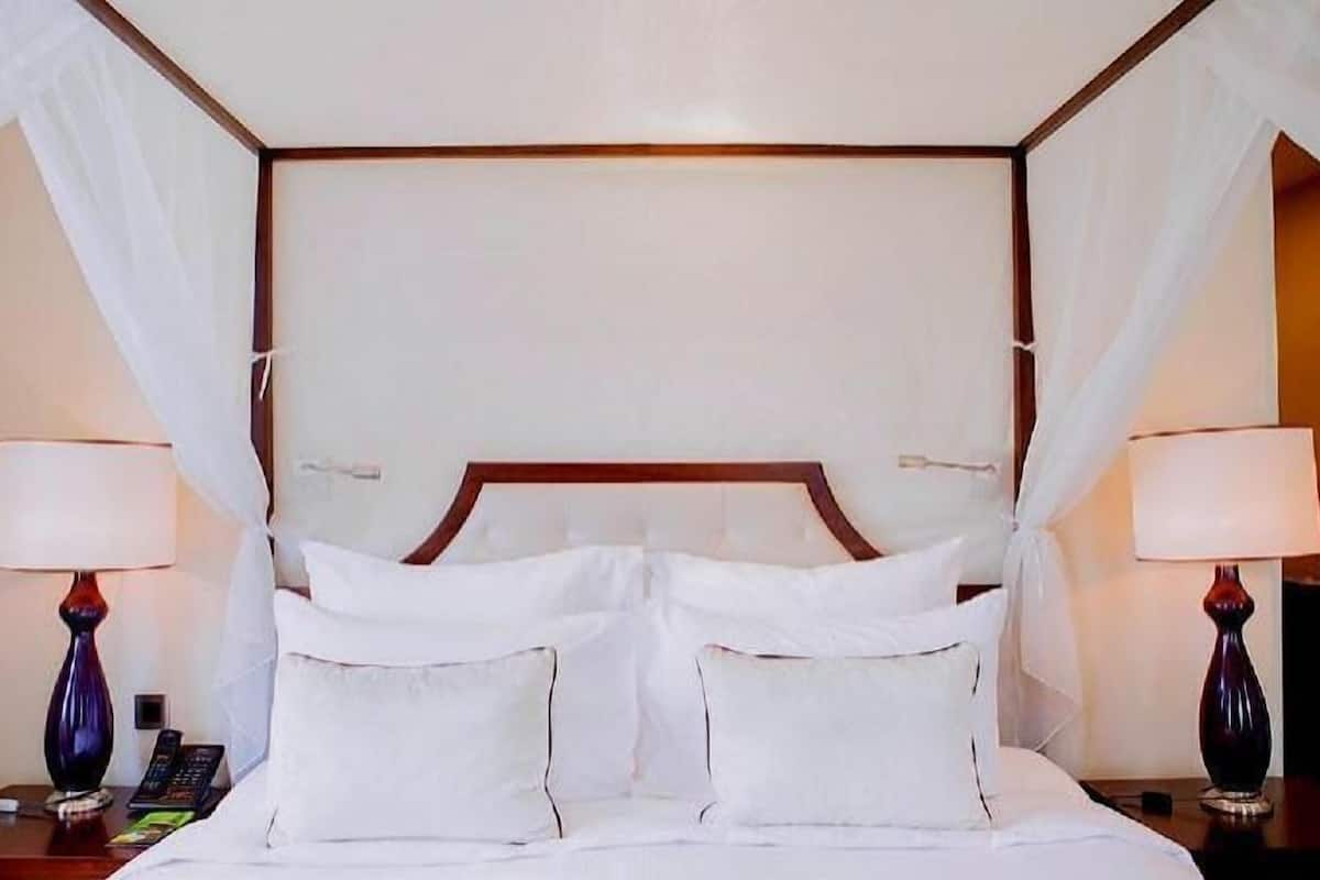 Premium bedding, Select Comfort beds, free minibar, in-room safe