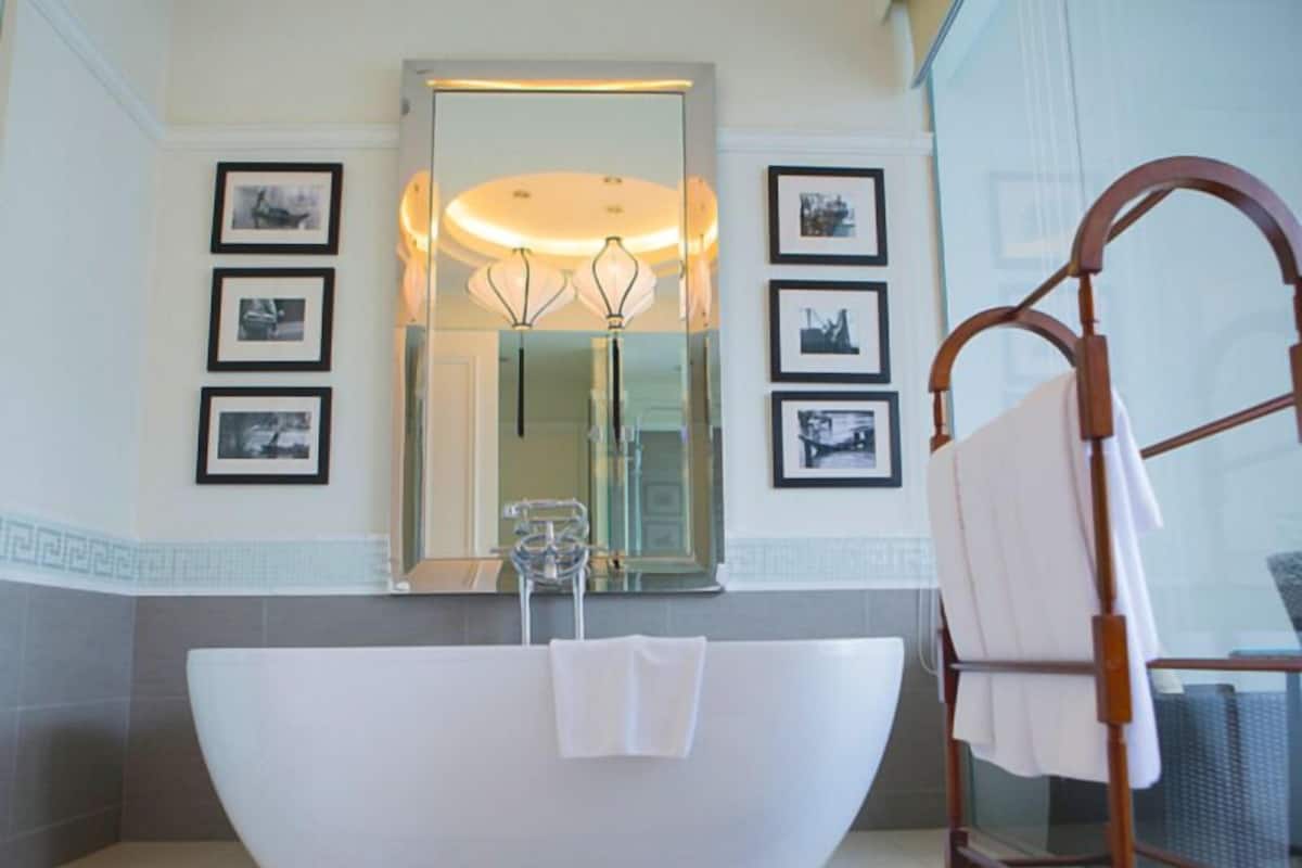 BaƱo | Amenidades de baƱo de diseƱador, secadora de cabello, batas, pantuflas