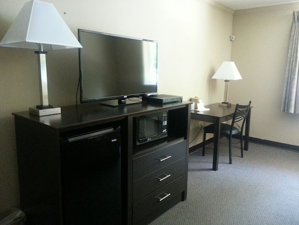 Standard Double Room | Desk, iron/ironing board, free WiFi, wheelchair access