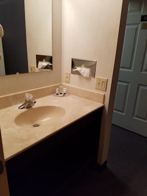 Bañera con ducha, artículos de tocador gratuitos, secador de pelo