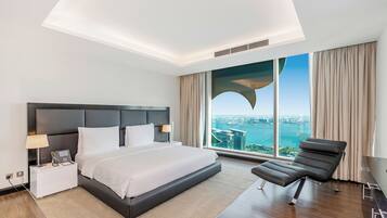 Suite (Superior Sky Four Bedroom) | Een minibar, een kluis op de kamer, een bureau, een laptopwerkplek