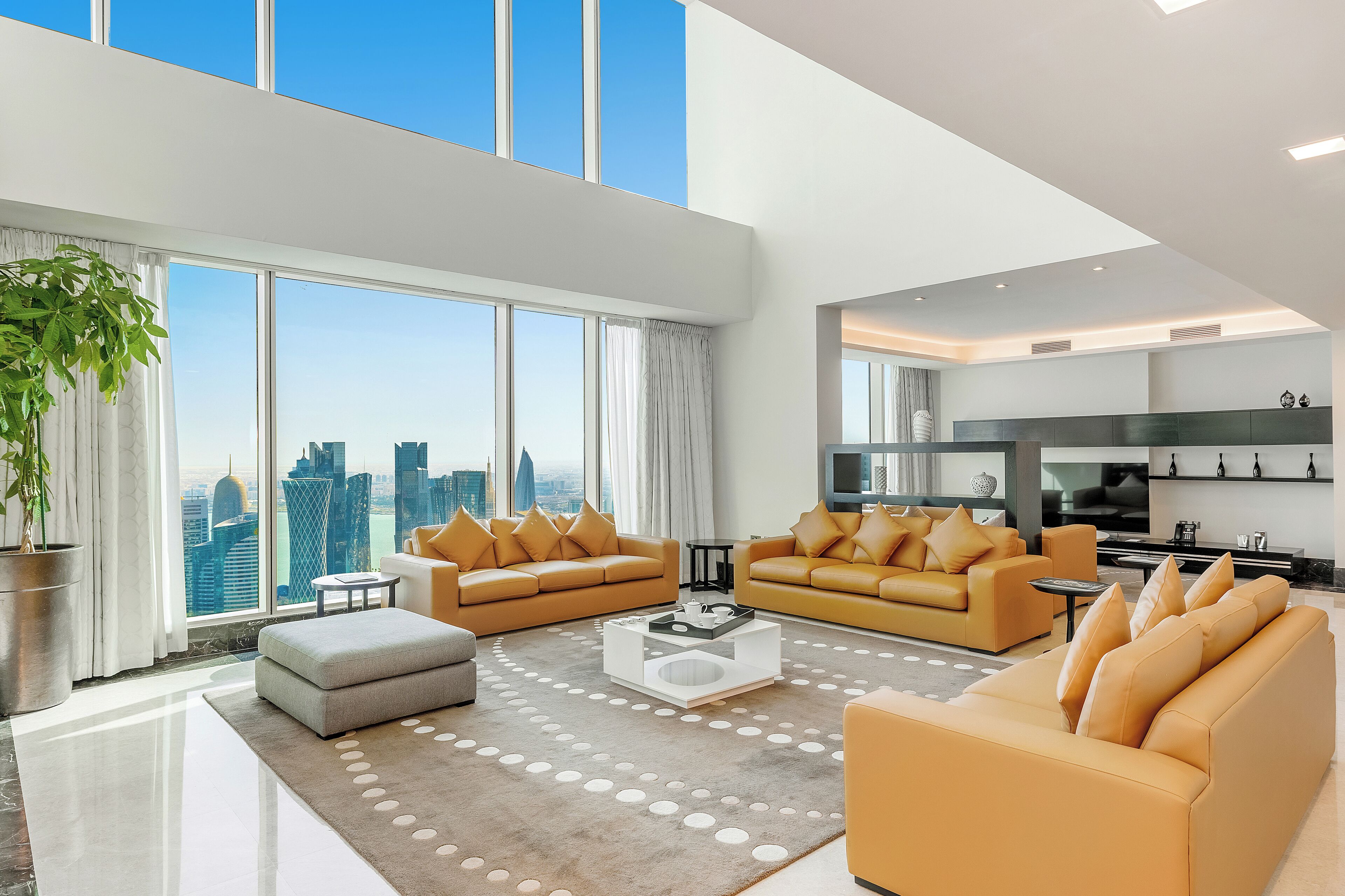 Suíte (Superior Sky Four Bedroom) | Área de estar | TV LCD 46 polegadas com canais via satélite, TV