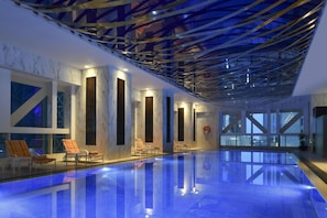 2 piscines couvertes, chaises longues