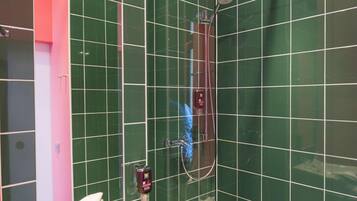 Standard-Zweibettzimmer, 2 Einzelbetten | Dusche im Bad