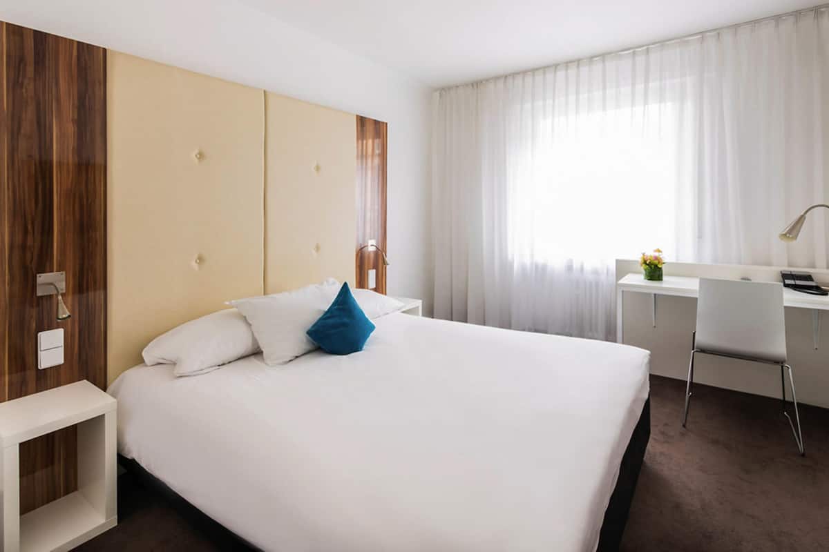 Standard Room, 1 Double Bed | In-room safe, desk, soundproofing, free cribs/infant beds