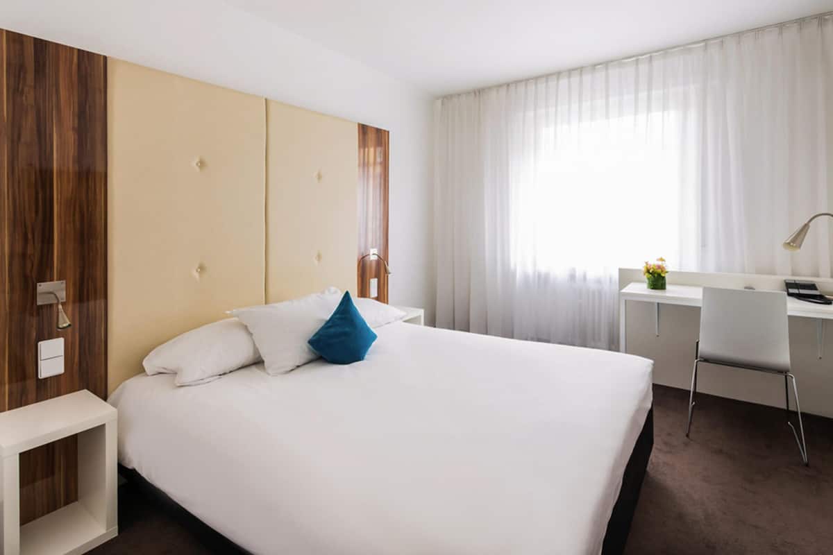 Quarto standard, 1 cama de casal | Cofres nos quartos, escrivaninha, quartos à prova de som, berços grátis