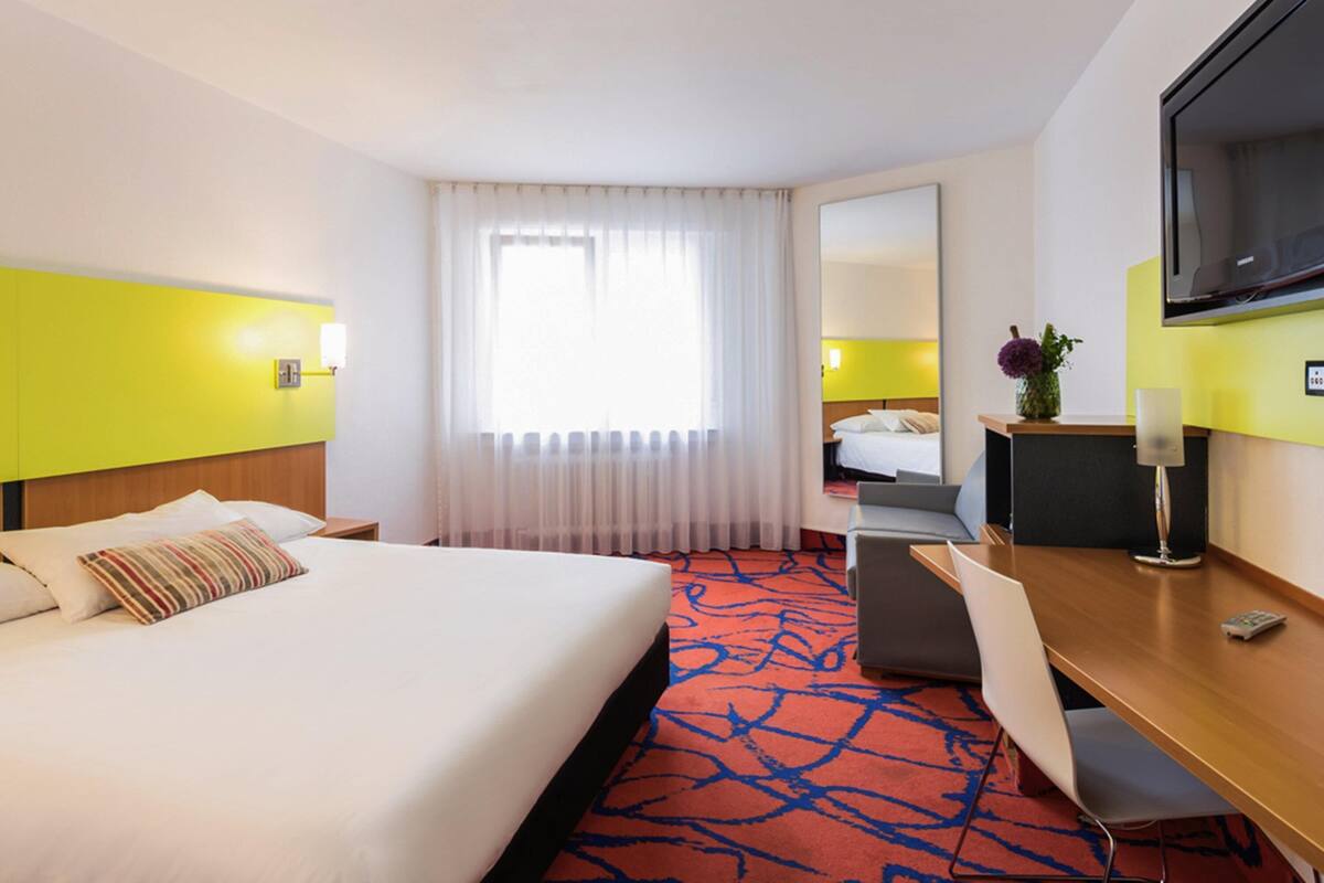 Kamar Standar, 1 Tempat Tidur Double dengan tempat tidur Sofa | Brankas, meja kerja, kedap suara, dan tempat tidur bayi gratis