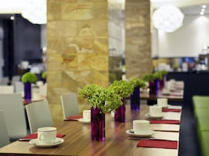 Café da manhã com buffet todos os dias (EUR 15 por pessoa)