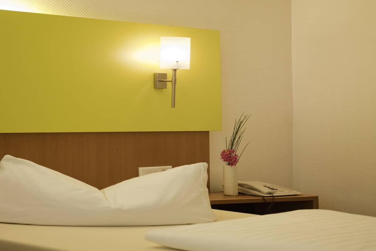 Quarto standard, 1 cama de solteiro | Cofres nos quartos, escrivaninha, quartos à prova de som, berços grátis