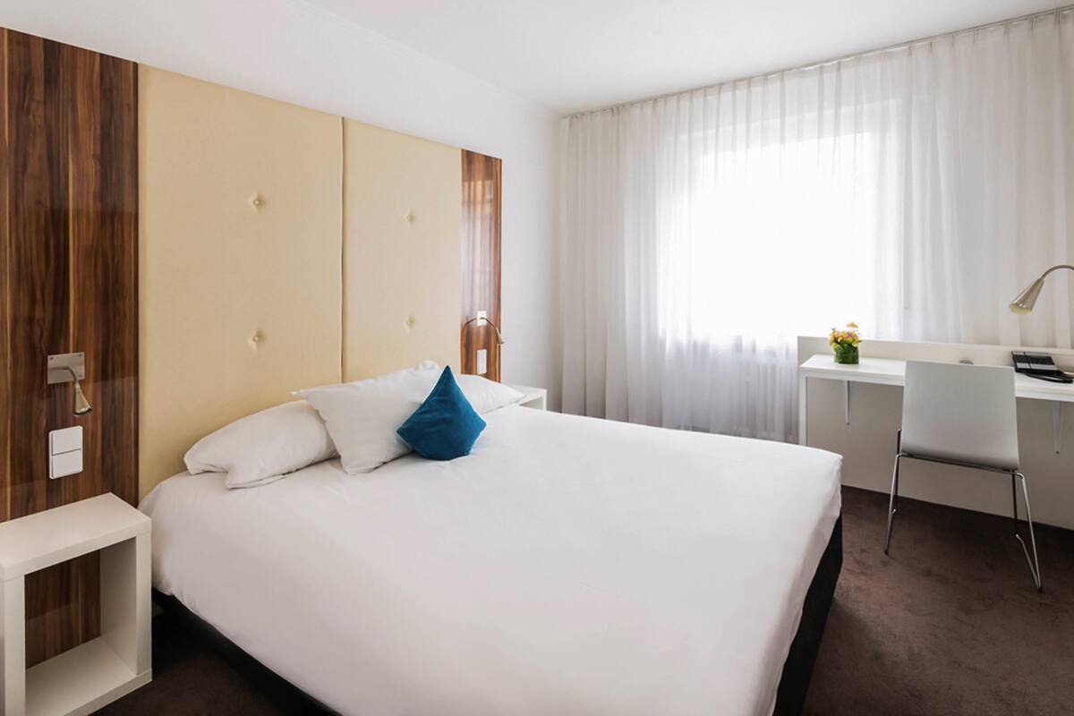Kamar Standar, 1 Tempat Tidur Double | Brankas, meja kerja, kedap suara, dan tempat tidur bayi gratis