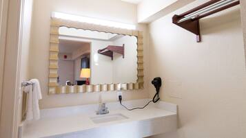 Combined shower/bathtub, free toiletries, towels, soap