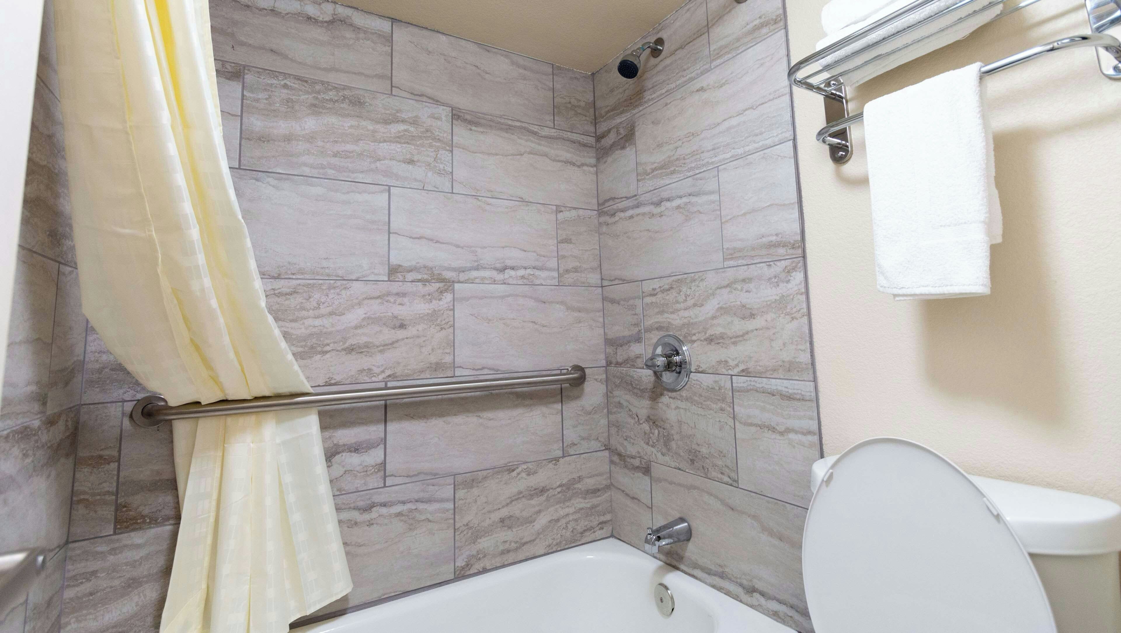 Bañera con ducha, artículos de tocador gratuitos, toallas, jabón