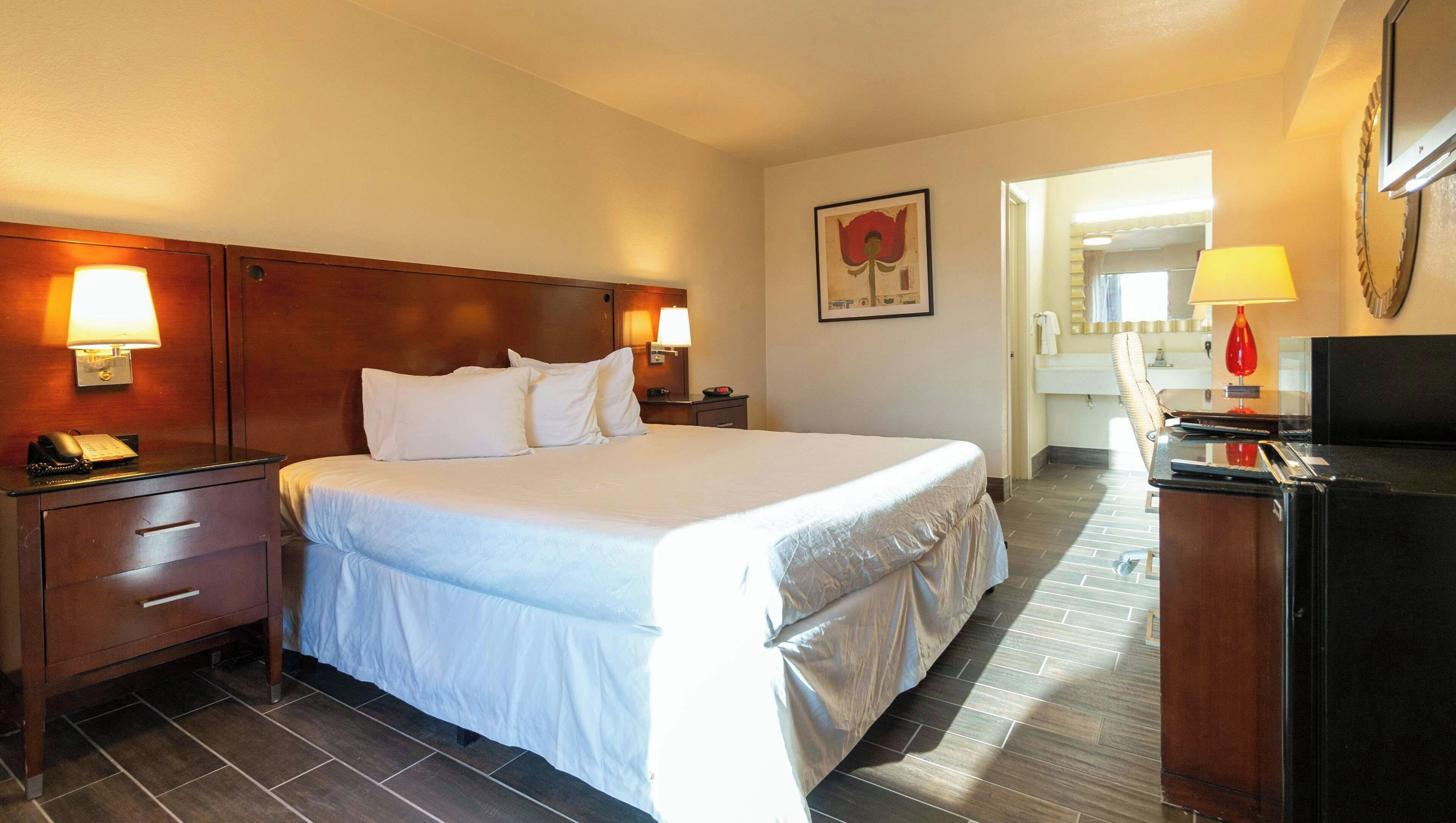 Room, 1 King Bed, Non Smoking, Refrigerator & Microwave | Individually furnished, desk, laptop workspace, blackout drapes