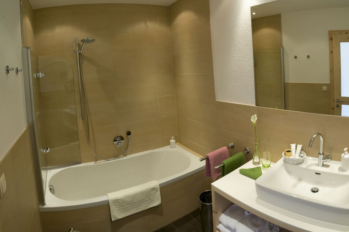 suite, balcony | deep-soaking bathtub