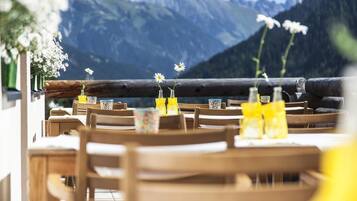 Lunch och middag serveras