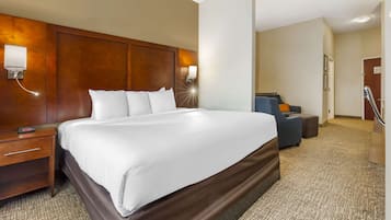 Suite, 1 King Bed with Sofa bed, Non Smoking | Premium bedding, desk, iron/ironing board, free WiFi