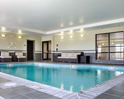 Una piscina cubierta, una piscina al aire libre