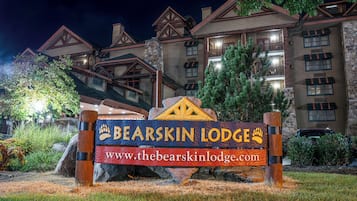 A sign for Bearskin Lodge with a website address.